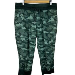 Kyodan Green Camouflage Capri Pants Large